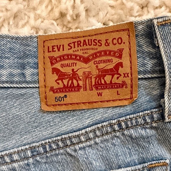 Levi’s Women’s Shorts 26 - Picture 4 of 5